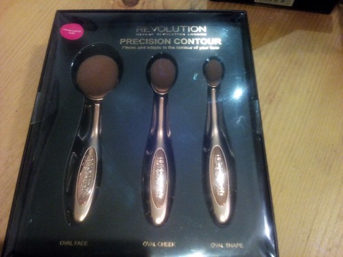 New revolution oval makeup - ,