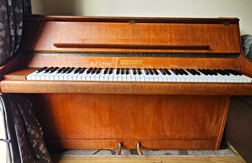 Bentley upright piano - bentley, 88