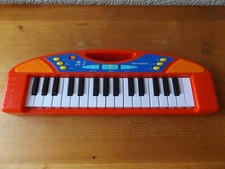 TOY  MINI KEYBOARD WITH INSTRUMENT SOUNDS.  DEMO TUNES AND RECORD AND PLAYBACK