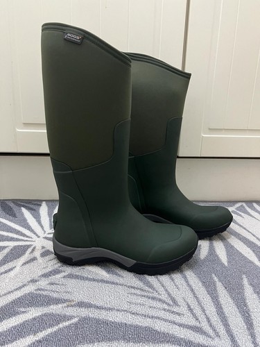 Bogs ladies size - 4, olive