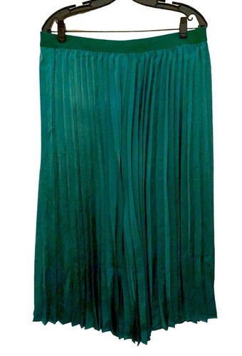 Nwt women green pleaded - women’s,