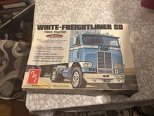 AMT WHITE-FREIGHTLINER SD TRUCK TRACTOR 1/25 MODEL KIT