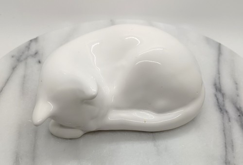 Sleeping white ceramic cat - white,