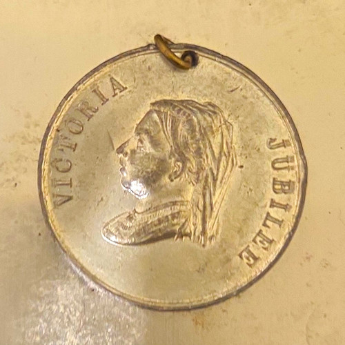 Queen victoria golden - queen,