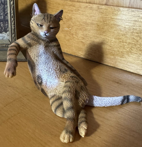 Vtg boss cat - reclining, tabby