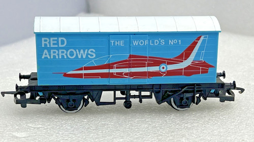 Hornby red arrows closed van - red,