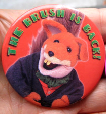 BASIL BRUSH rare vintage 2000 promotional THE BRUSH IS BACK ! 55mm pin BADGE
