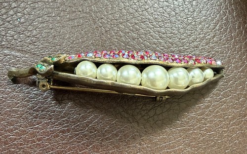 Vintage schiaparelli pea - pea, pod