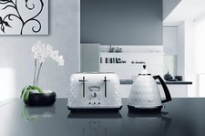 De'Longhi KBJ3001.W Brillante Kettle & CTJ4003.W 4-Slice Toaster Set - White DPD