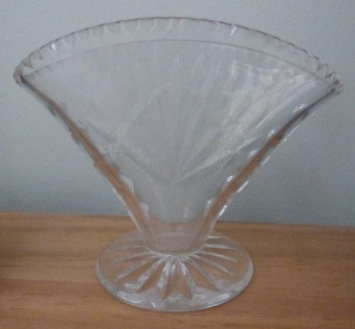 Royal doulton small fan - small, shaped