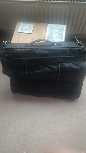 Strong suit carrier little - suit,