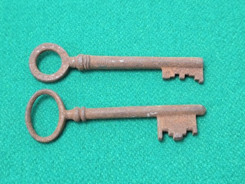Vintage skeleton door keys - 2, x
