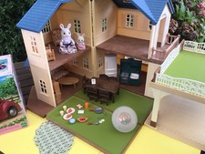 SYLVANIAN FAMILIES BLUE ROOFED HOUSE, CAR/CARPORT, FURNITURE & FIGURES BUNDLE