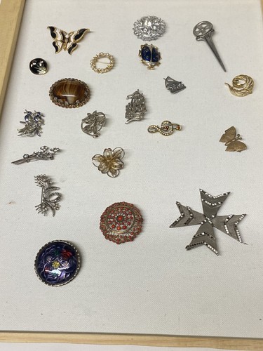 Vintage brooches job lot - 20,