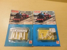 Merit  accessories x 2 - Track