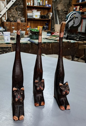 Cats wooden tall tailed - cats.,