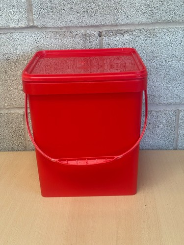 20kg buckets with lids - x,
