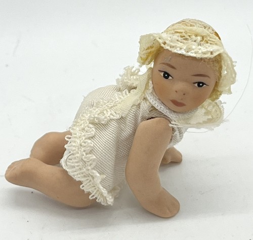 Dolls house crawling - , baby