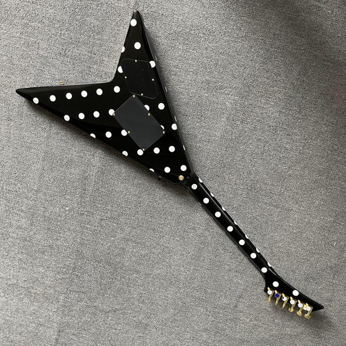 Flying black and white - v, polka