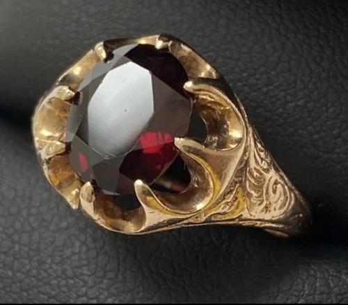 Rare 9ct gold garnet - rare, size