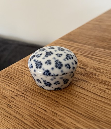Small porcelain trinket box - small,