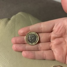 RARE LOW 170,000 MINTAGE 2025 KING CHARLES UNC BEES £1 ONE POUND COIN IN HAND