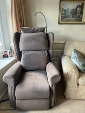 Grosvenor Mobility deluxe Bloomsbury Rise Recline Chair Massager & Reading light