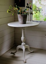 19TH CENTURY "GUSTAVIAN PAINTED" MAHOGANY ROUND/PEDESTAL FLIP TOP TABLE