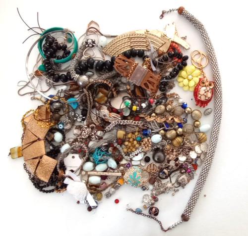 5kg broken costume - 1.5kg, jewellery