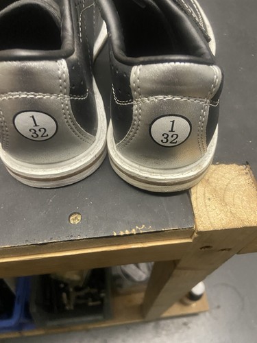 Various sized bowling shoes - ,