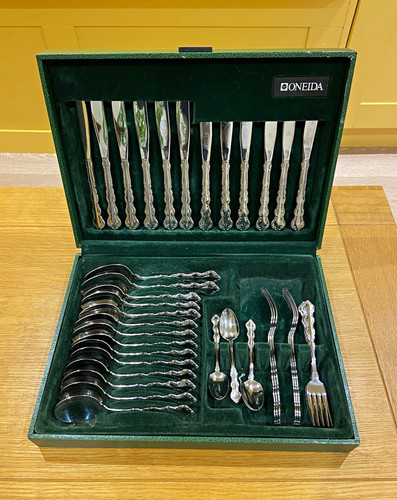 Vintage oneida cased 44pc - cased,