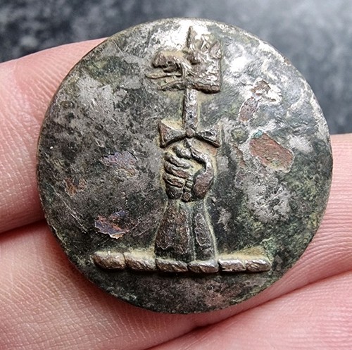 Antique livery hunt button - /,