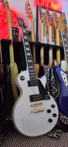 Epiphone inspired gibson - by,