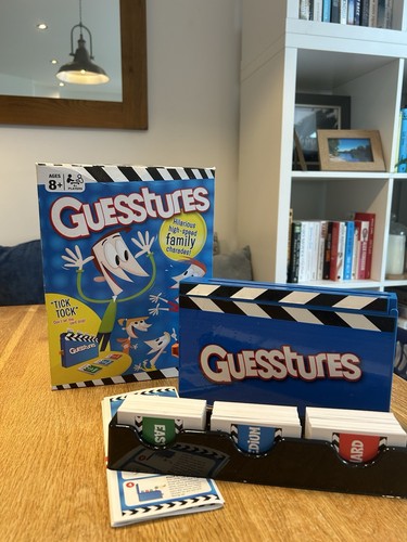 Hasbro guesstures the game - hasbro,