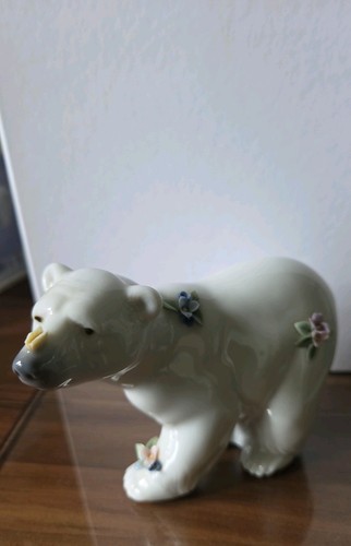 Lladro attentive polar bear - polar,