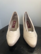 Unworn Van Dul Ivory Size 4.5