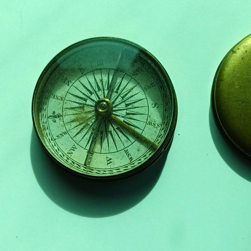 Brass pocket compass with lid - brass,