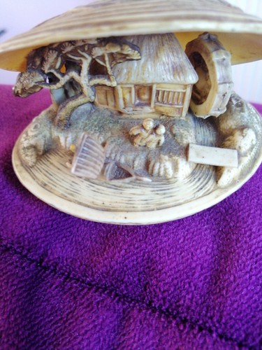 Vintage celluloid clam - clam, shell