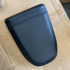 Suzuki GSXR 1000 K1/K2. 2000-2002 . Gsxr 750 Y Rear pillion passenger seat.
