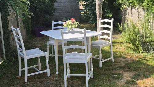 Extendable table and chair - table,