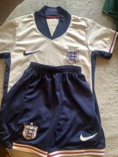 kids nike England football kit size 22 really good condition