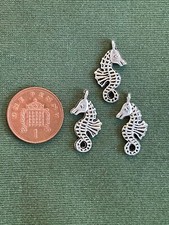 10 Seahorse Charms - medium -
