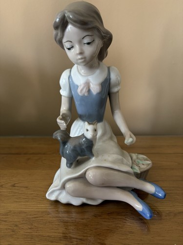 Casades porcelain figurine - casades,