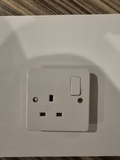 MK K2757WHI Logic Plus 1 Gang Switched Socket 13A DP White