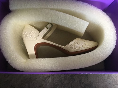 Just the right shoe - shoe, raine