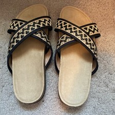 Avon Comfort Crisscross Sandals (Size 7)