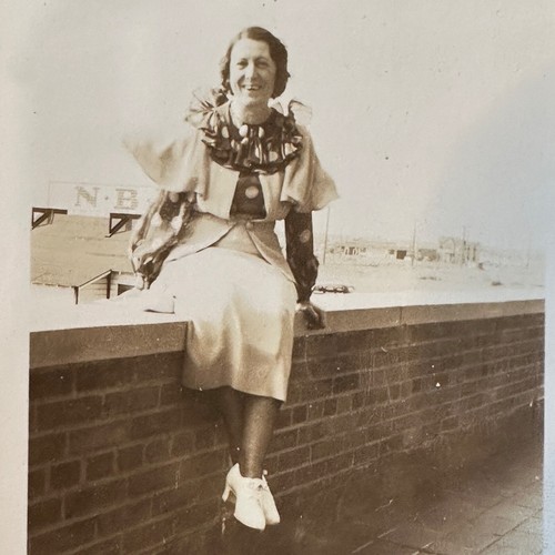 Vintage photo woman clown - photo,