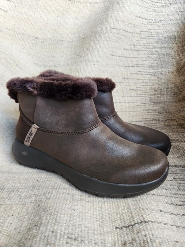 Skechers womens boots on - 5.5,