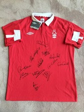 NOTTINGHAM FOREST RETRO SHIRT WITH TAGS BY UMBRO SIGNED BY 11 FORMER PLAYERS