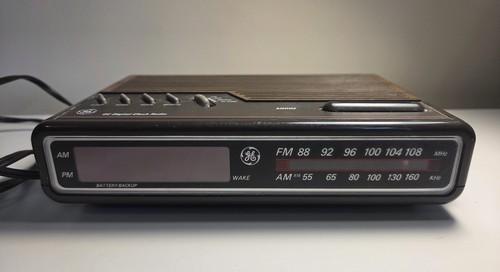 Vintage clock radio - ge,